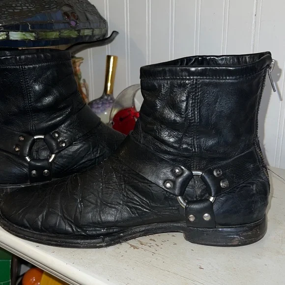 Vintage Frye distressed black leather harness boots size 8.5d